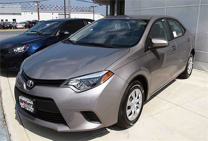 Đây là mẫu Corolla Altis thế hệ 11 bán tại Bắc Mỹ, có một số khác biệt về thiết kế so với các thị trường ở châu Á. Tại Mỹ, mẫu xe này có giá bán từ 16.800 USD (bản thấp nhất) và 19.000 USD cho bản cao nhất.