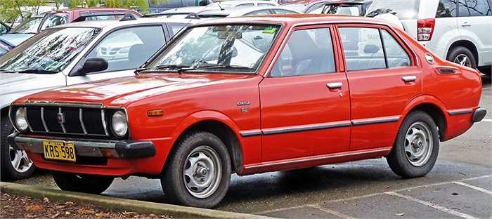 Bốn năm sau, thế hệ 3 của Corolla được giới thiệu tháng 4/1974 với đường nét cứng cáp hơn hẳn. Thế hệ này cũng có tới 4 biến thể, với biến thể cuối cùng được trang bị số tự động 3 cấp. 