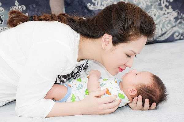 Đan Lê khoe cậu nhóc thứ hai cực bụ bẫm, dễ thương.