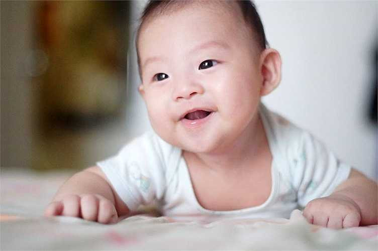 Cậu quý tử thứ hai nhà Đan Lê - Khải Anh sở hữu vẻ đẹp của cả bố và mẹ.