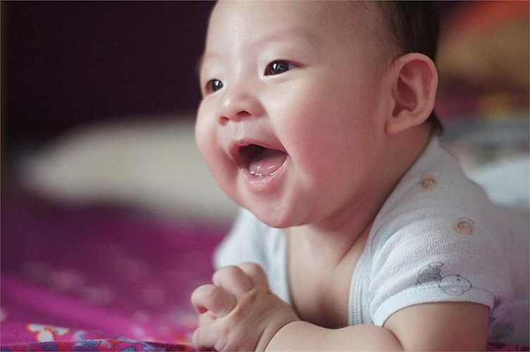 Cậu nhóc kháu khỉnh, đáng yêu.