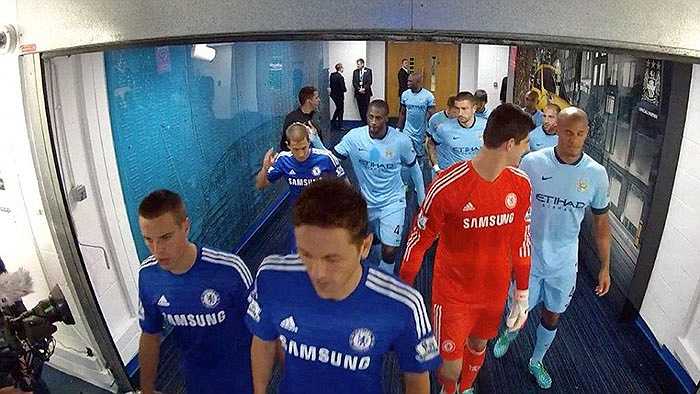 Ngay trong đường hầm sân Etihad, Yaya Toure 'cậy' sân nhà và thể hình to cao để 'bắt nạt' Eden Hazard