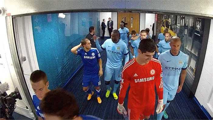 Cựu cầu thủ Barca liên tiếp đập vào lưng ngôi sao người Bỉ