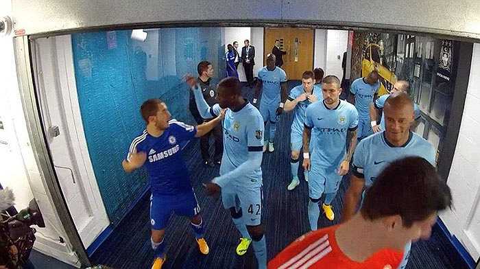 Hazard sau một thoáng bất ngờ đã có những hành vi tự vệ