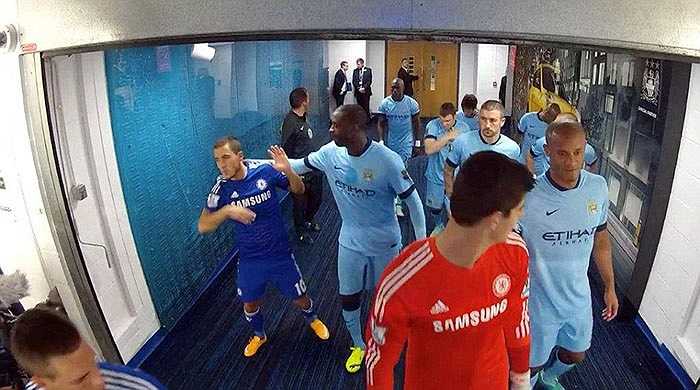 Nhưng anh tiếp tục trúng đòn từ người đồng nghiệp cao lớn