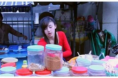 Cô gái bán bánh tráng trộn Lưu Hoài Bảo Chi (sinh năm 1994) bất ngờ nổi tiếng sau khi đăng 1 clip trên mạng. Với vẻ ngoài xinh đẹp cô nhanh chóng trở thành tâm điểm của cộng đồng mạng. Ảnh: Đất Việt.