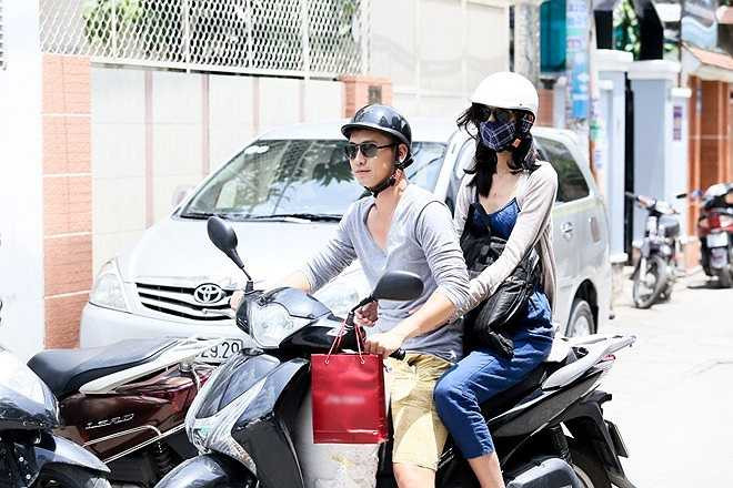 Được biết bạn trai là người rất chiều chuộng Lê Thúy, từ những hành động nhỏ nhặt nhất trong cuộc sống.