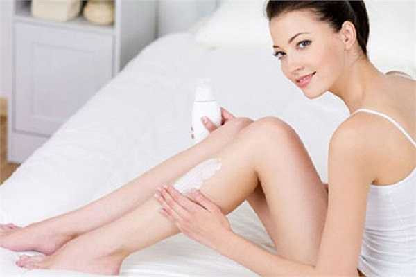 Dùng kem dưỡng ẩm hàng ngày: Kem dưỡng ẩm là thứ mỹ phẩm không thể thiếu với làn da khô. Bạn nên dưỡng ẩm cho da mỗi buổi sáng và tối để đạt được hiệu quả mong muốn. 