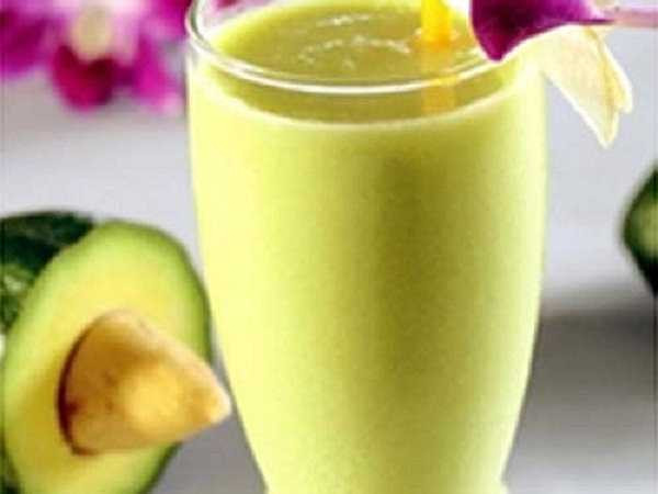 Quả bơ: Trong bơ có chứa vitamin A, C, E, Kali, ion ….và rất nhiều các dưỡng chất khác vì thế hãy uống một cốc sinh tố bơ ít đường và lấy một chút bơ xay từ cốc sinh tố đó, hòa với mật ong và đắp lên mặt khoảng 15 phút. Sau đó tiếp tục xả lại với nước ấm. Duy trì thói quen tuyệt vời này để da trẻ đẹp hoàn hảo. 