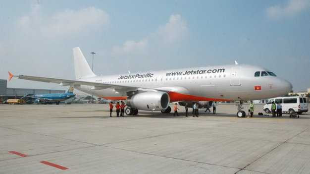 Nhân viên Jetstar Pacific làm thủ tục cho cả khách vắng mặt