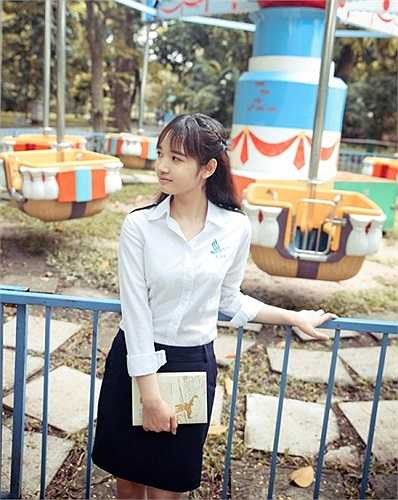 Cô gái nhỏ nhắn này thu hút người đối diện bằng nét đẹp mộc mạc, giản dị và hiền lành.