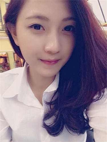 Chia sẻ về lý do chọn nghề giáo, Ngân cho biết, ban đầu cô có ý định kinh doanh. Tuy nhiên, sau khi nghe những lời khuyên của cha mẹ và gia đình, theo học và giảng dạy một thời gian, cô cảm thấy công việc này rất phù hợp với mình và ngày càng yêu nghề hơn. 'Đúng là nghề chọn mình', Ngân nói.