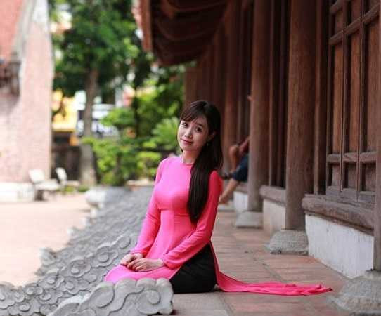 Lan Phương là giáo viên môn Địa lý của trường THCS Đoàn Kết (Hà Nội), tuy nhiên, cô giáo xinh đẹp này được biết tới nhiều hơn với công việc của 1 MC dẫn bản tin thời tiết của Đài truyền hình Việt Nam.