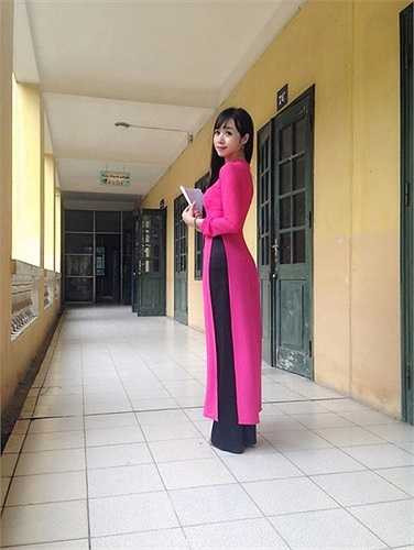 Quyết tâm gắn bó với nghề giáo nên ngày từ khi ngồi ghế nhà trường, cô Lan Phương đã rèn chữ thật đẹp và để tự tin hơn khi đứng trên bục giảng