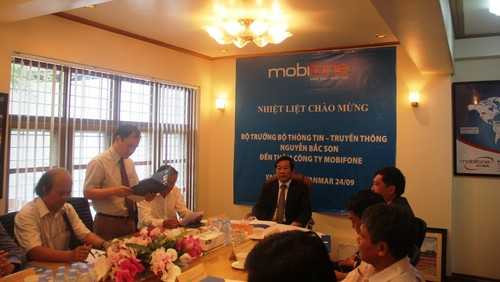 Bộ trưởng thăm văn phòng MobiFone tại Myanmar