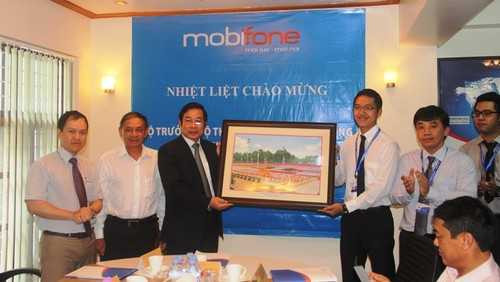 Bộ trưởng thăm văn phòng MobiFone tại Myanmar