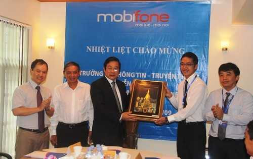 Bộ trưởng thăm văn phòng MobiFone tại Myanmar