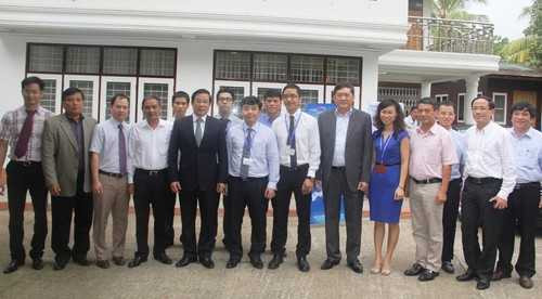 Bộ trưởng thăm văn phòng MobiFone tại Myanmar