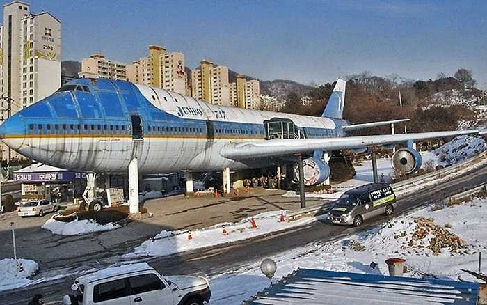 Tại thủ đô Seoul của Hàn Quốc, chiếc Boeing 747 kiêu hãnh một thời được tận dụng làm một nhà hàng và khá nổi tiếng. Nó vẫn đứng vững ở đó hơn chục năm kể từ khi ngừng bay vào năm 2000.