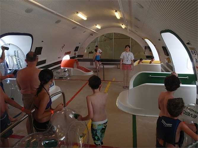 Tại công viên nước Evergreen Wings & Waves ở McMinnville, thành phố Oregon (Mỹ), phần thân của chiếc 747 được sử dụng làm nhà trượt từ trên cao xuống bể nước phía dưới trong trò chơi tương tự như kiểu thoát hiểm khỏi máy bay.