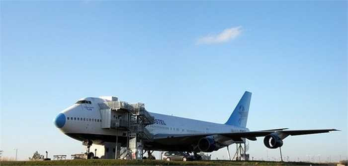 Đây là khách sạn có tên gọi Jumbo Stay Hostel, vốn là một chiếc 747 được thiết kế thành một khách sạn nhỏ với đầy đủ tiện nghi gần ngay khu vực sân bay Arlanda, Stockholm (Thụy Điển)