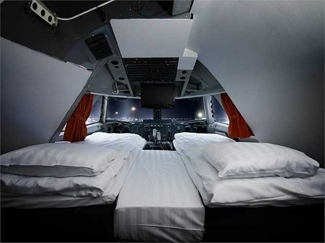 Phòng ốc trong khách sạn Jumbo Stay Hostel này tuy không được gắn sao nhưng khá tiện nghi, bạn có thể nghỉ ngơi thoải mái mà không hề cảm thấy bất tiện một chút nào. Khách sạn có cả phòng ăn nhìn ra sân bay.