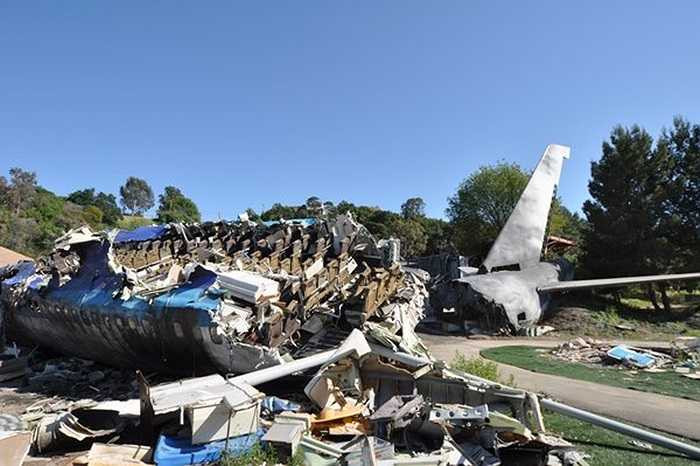Trong chuyến du lịch tới phim trường Universal Studio ở Los Angeles, du khách có thể chiêm ngưỡng các mảnh vụn từ máy bay Boeing 747, là cảnh quay công phu từng xuất hiện trong bộ phim 'Chiến tranh giữa các thế giới' công chiếu năm 2005. 