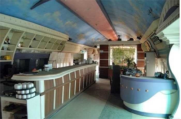 Đây là một quán rượu ở Hàn Quốc sử dụng phần đầu chiếc Boeing 747 làm thành 2 tầng với quầy bar ở tầng trên, chính là phần 'lưng gù' của chiếc máy bay nổi tiếng có biệt danh Jumbo Jet. 