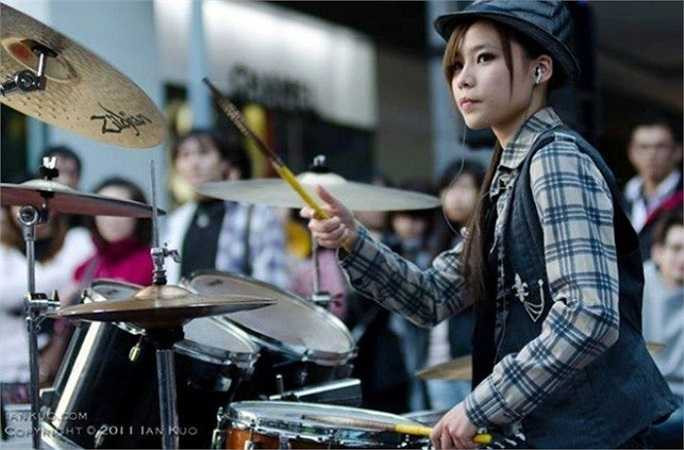 Vela Blue là nghệ danh chơi trống của Man Qing. Cô bắt đầu nổi tiếng trên mạng xã hội từ clip cover bằng trống.