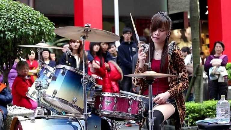 Sự xuất hiện của cô thường thu hút rất đông người đến xem, ở nhiều lứa tuổi khác nhau.