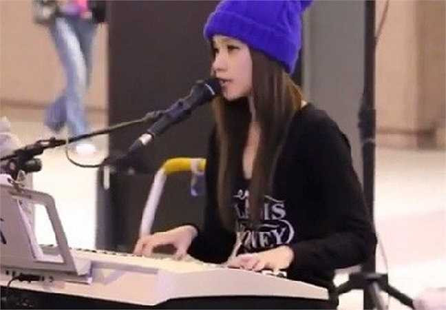 Ngoại hình sáng, tài năng vượt trôi, 8X đời cuối thường xuyên trở thành khách mời của các show truyền hình thực tế, thử thách cùng tài năng trên sóng truyền hình nước này. 