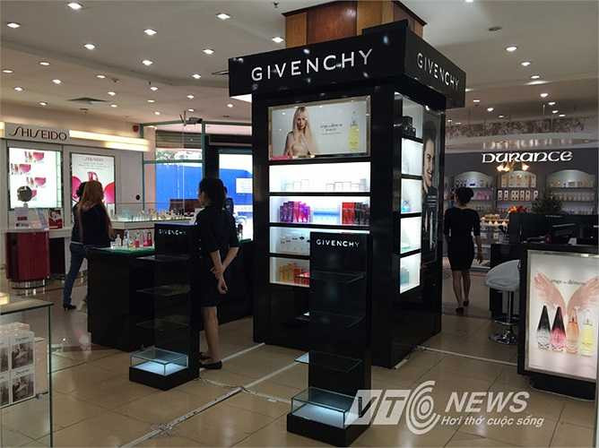 Gian hàng mỹ phẩm đang thu dọn. Ảnh: Phan Cường