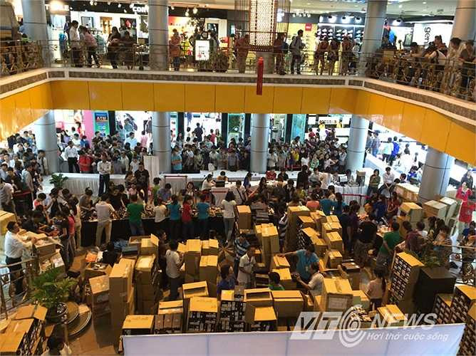 Đông đảo khách đến xem, mua hàng giảm giá tại thương xá Tax. Ảnh: Phan Cường