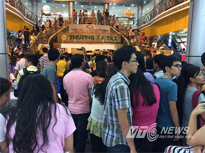Chen chúc nhau để mua hàng giảm giá. Mặc dù đã giảm từ 40-50% nhưng giá vẫn nằm ở con số hàng triệu nên có người đến xem là chính.