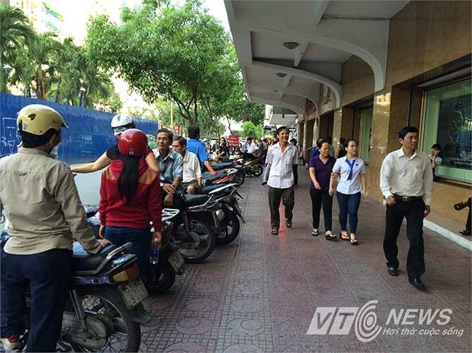 Hàng lang thương xá Tax, người dân đi bộ ngắm cảnh trung tâm thành phố. Ảnh: Phan Cường