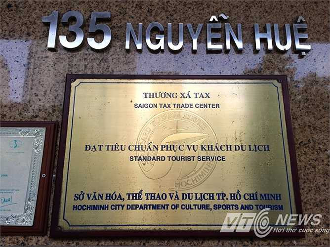 Bảng danh hiệu đạt chuẩn phục vụ khách du lịch. Ảnh: Phan Cường