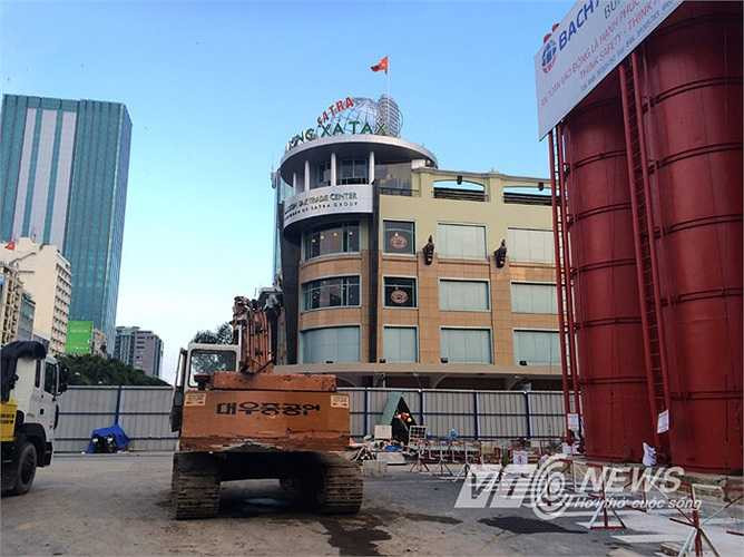 Công trình ga ngầm Metro đang được tiến hành xây dựng, hàng rào che chắn trước tòa nhà thương xá Tax. Ảnh: Phan Cường