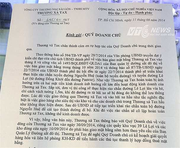 Thông báo các hộ kinh doanh di dời khỏi thương xá Tax vào ngày cuối cùng là 30/9/2014. Ảnh: Phan Cường