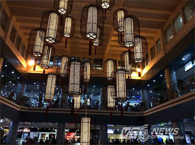 Vật dụng dùng trang trí trong thương xá Tax còn mới, đẹp, sang trọng. Ảnh: Phan Cường