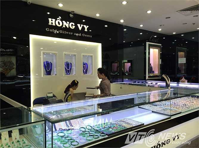 Thu gom vàng bạc, đá quý vào hộp để dọn đến nơi khác. Ảnh: Phan Cường