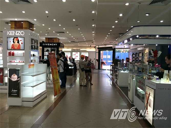 Khu vực mỹ phẩm, thời trang vắng vẻ