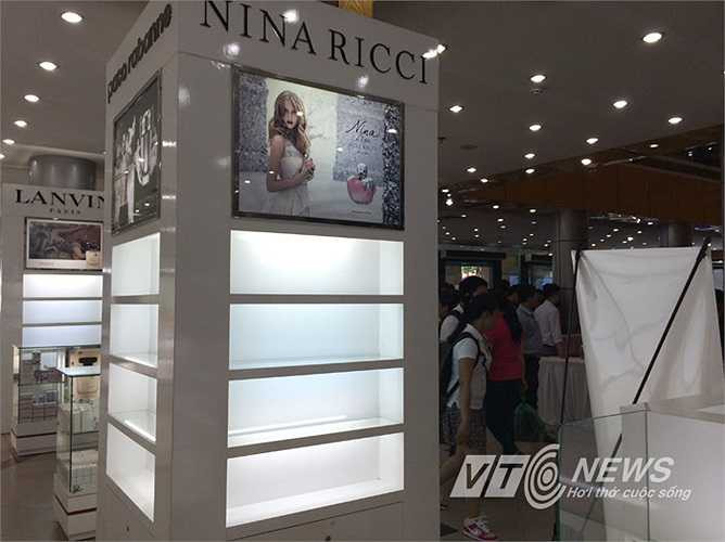 Hàng hóa dọn trống trơn. Ảnh: Phan Cường