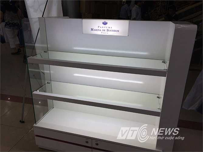 Chỉ còn kệ gỗ. Ảnh: Phan Cường