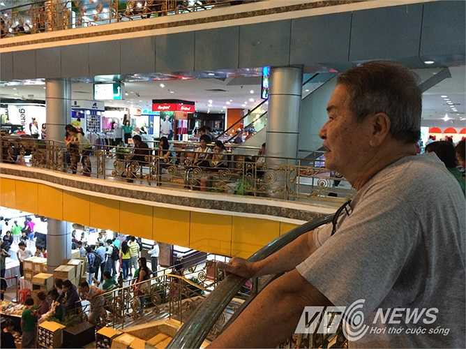 Ông T. (80 tuổi, ngụ Q.1) bồi hồi ngắm thương xa Tax lần cuối. Ảnh: Phan Cường