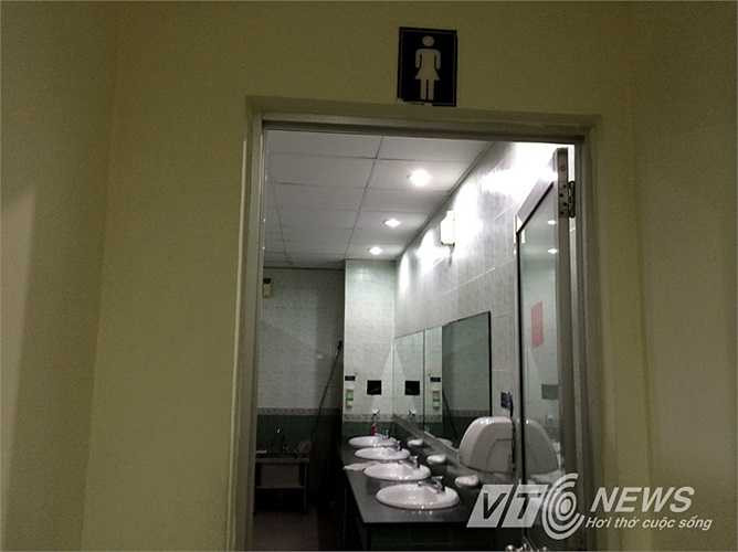 Nhiều người tiếc nuối khi đập bỏ tòa nhà với cơ sở hạ tầng còn tốt. Ảnh: Phan Cường