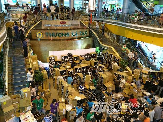 Những ngày mua sắm cuối cùng tại thương xá Tax. Ảnh: Phan Cường