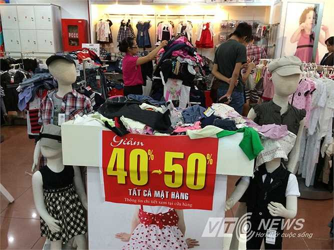 Các gian hàng quần áo, giày dép rất thu hút khách