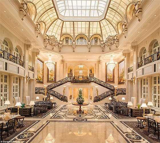 Hình ảnh lộng lẫy trong sảnh khách sạn với những chuỗi đèn chùm và cầu thang được chạm khắc cầu kỳ, chưa kể một spa rộng tới 2.000m2. Mỗi phòng trị liệu trong khu spa đều có tầm nhìn hướng ra biển. 