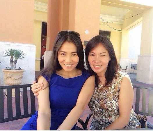 Thu Minh chia sẻ ảnh chụp cùng chị gái, hai người khá giống nhau về ngoại hình. Thu Minh cho biết chị gái cô hiện đang ở Mỹ nên chị em ít có dịp gặp gỡ, tâm sự.