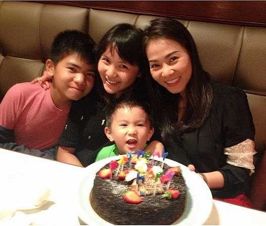 Thu Minh vừa đón tuổi mới tại Mỹ bên những người thân trong gia đình.